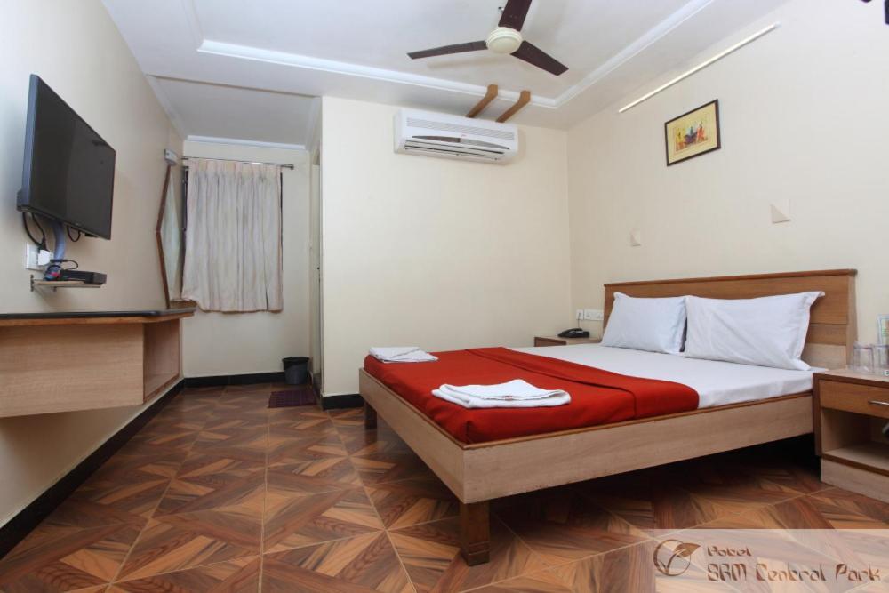 Hotel S R M Central Park Chennai Bagian luar foto
