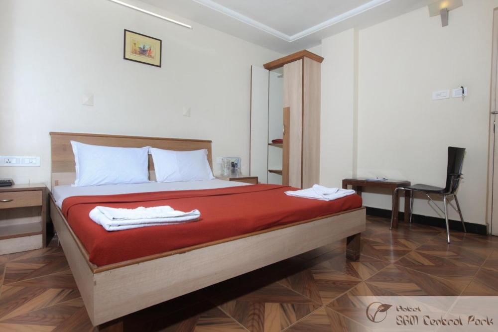 Hotel S R M Central Park Chennai Bagian luar foto